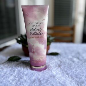 Victoria's Secret Velvet Petals Baydream Lotion - Pink and Cream